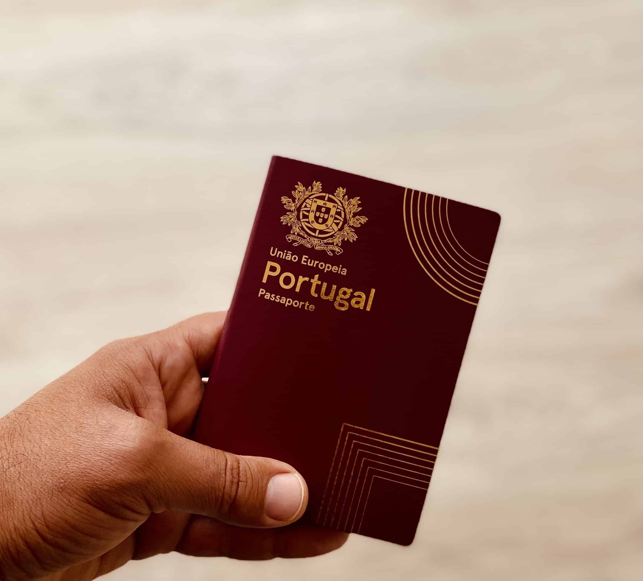 Passaporte português sobre documentos