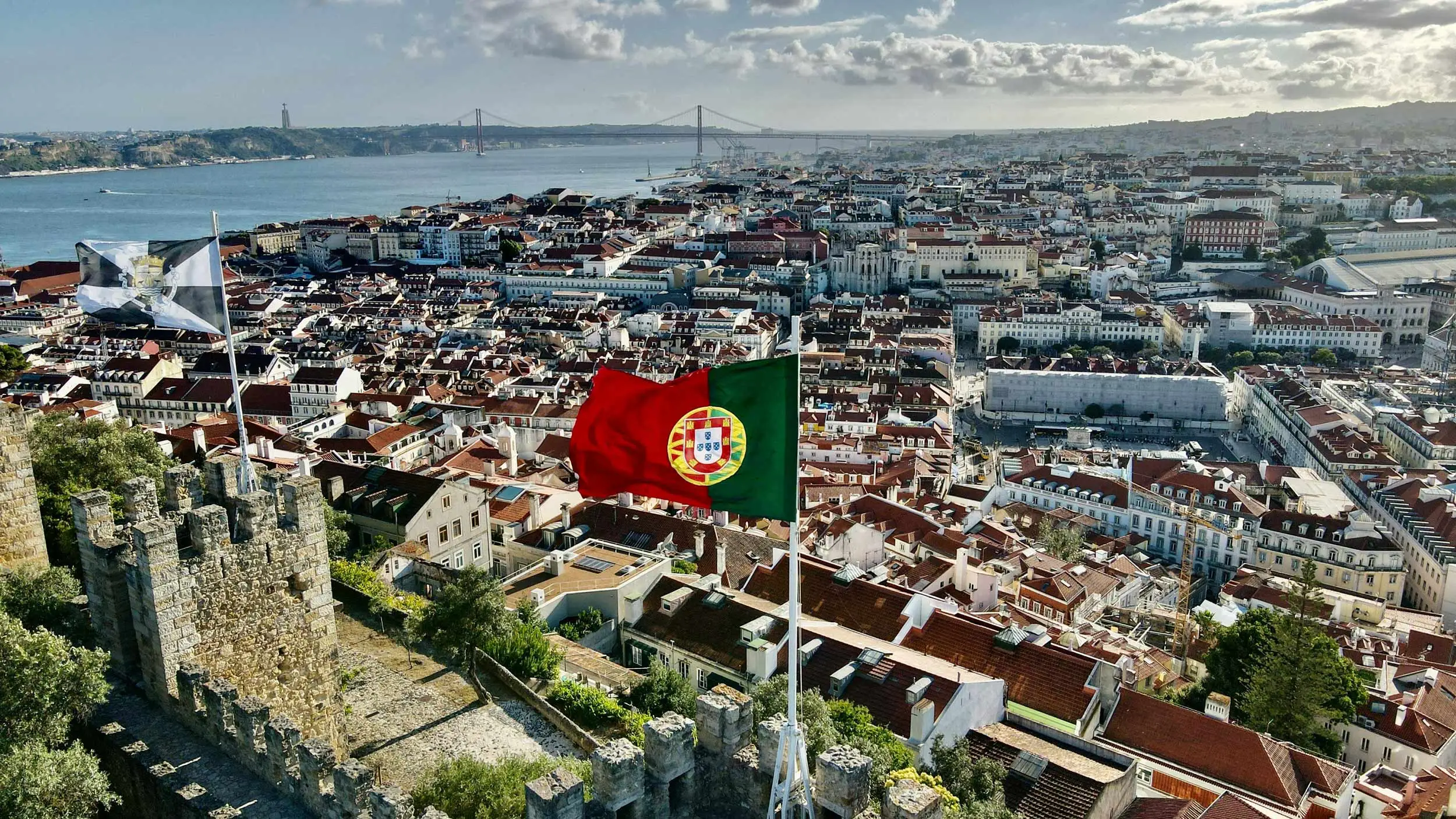 Bandeira de Portugal diante de uma cidade