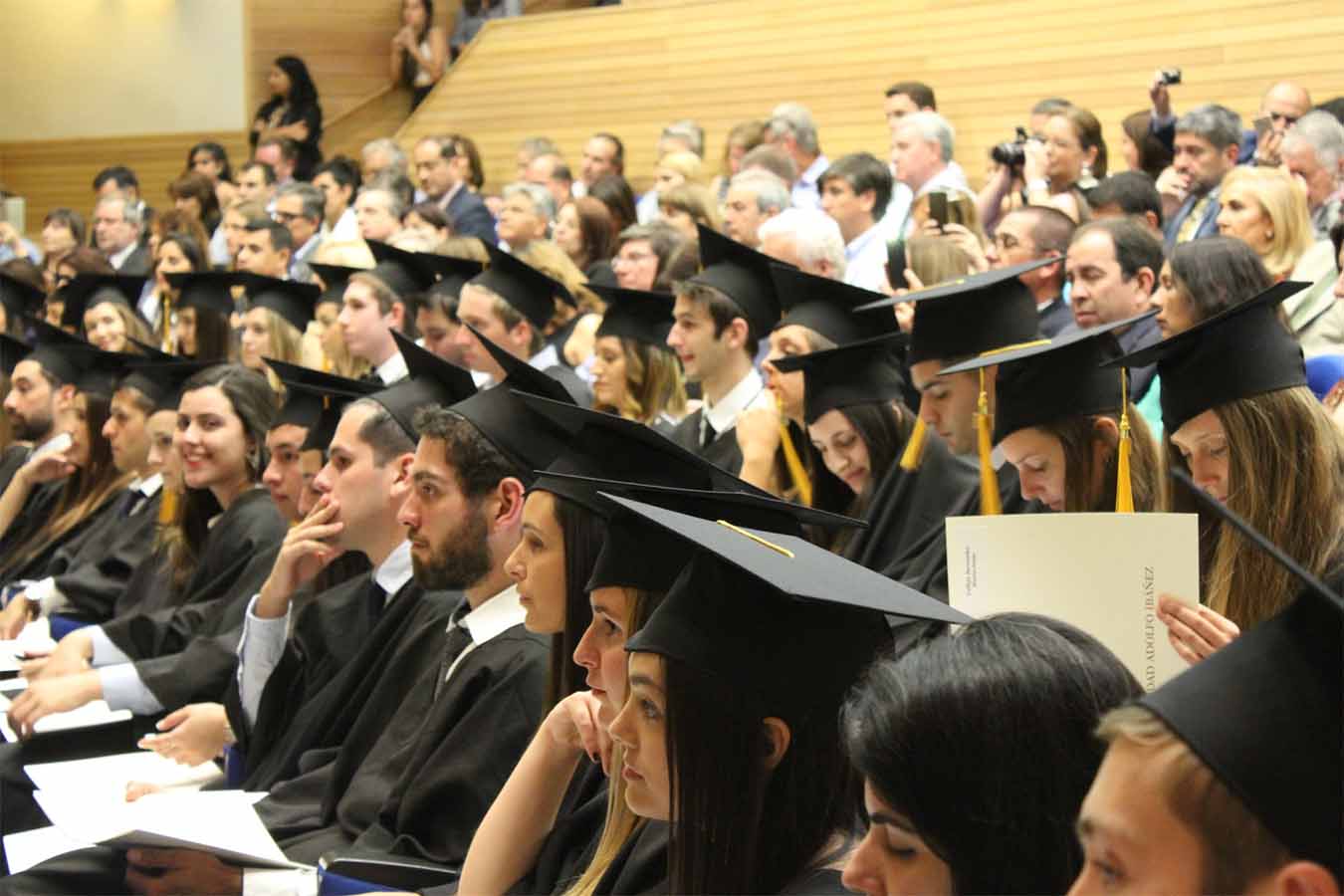 Estudantes em uma cerimônia de formatura