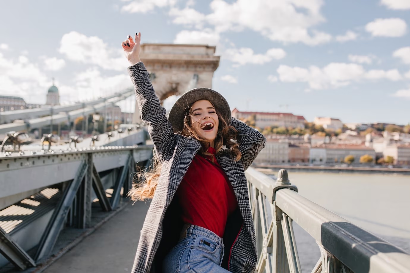 Mulher sorrindo em Lisboa